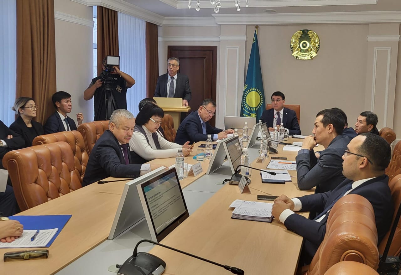 «Вам надо, вы и убирайте»: сельский аким из ЗКО хамил и грубил на собрании